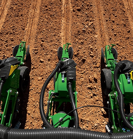 Een veld beplanten en bezaaien met een John Deere plantmachine uit de 1700-serie