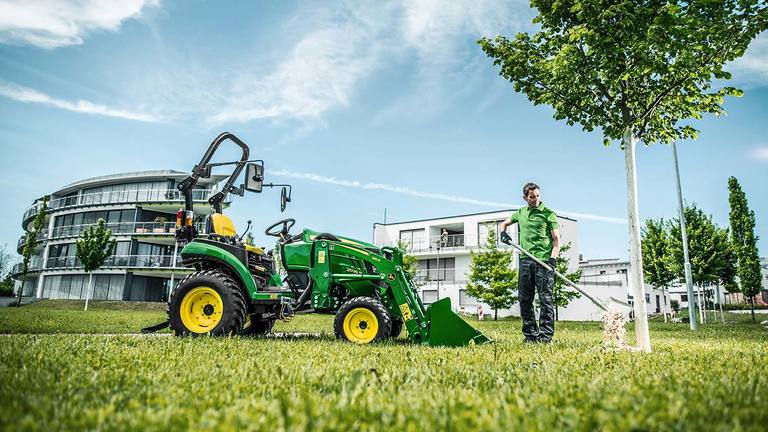 Compact utility tractor met 120R-lader