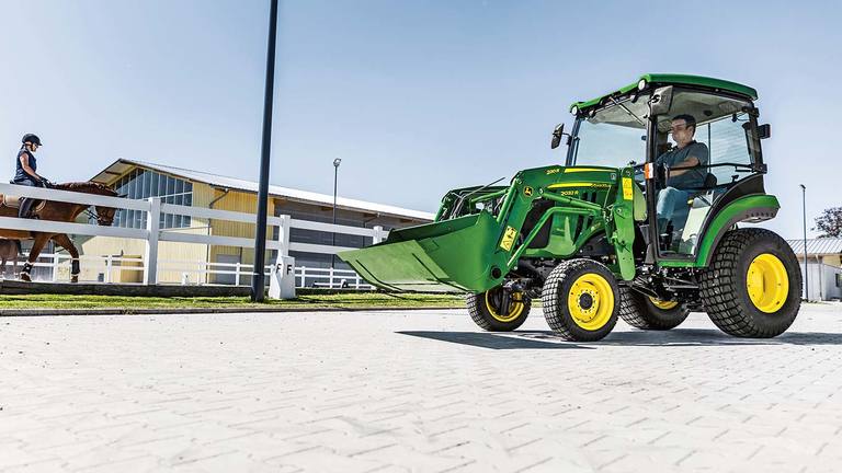 Compact utility tractor met 220R-lader