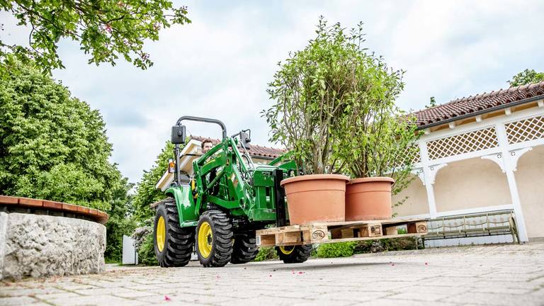 Compact utility tractor met 300E-lader