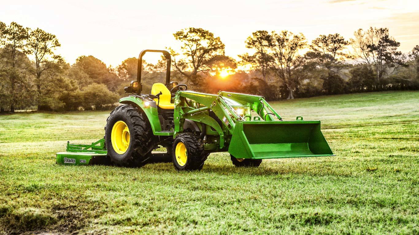 Compact utility tractor met 440R-lader