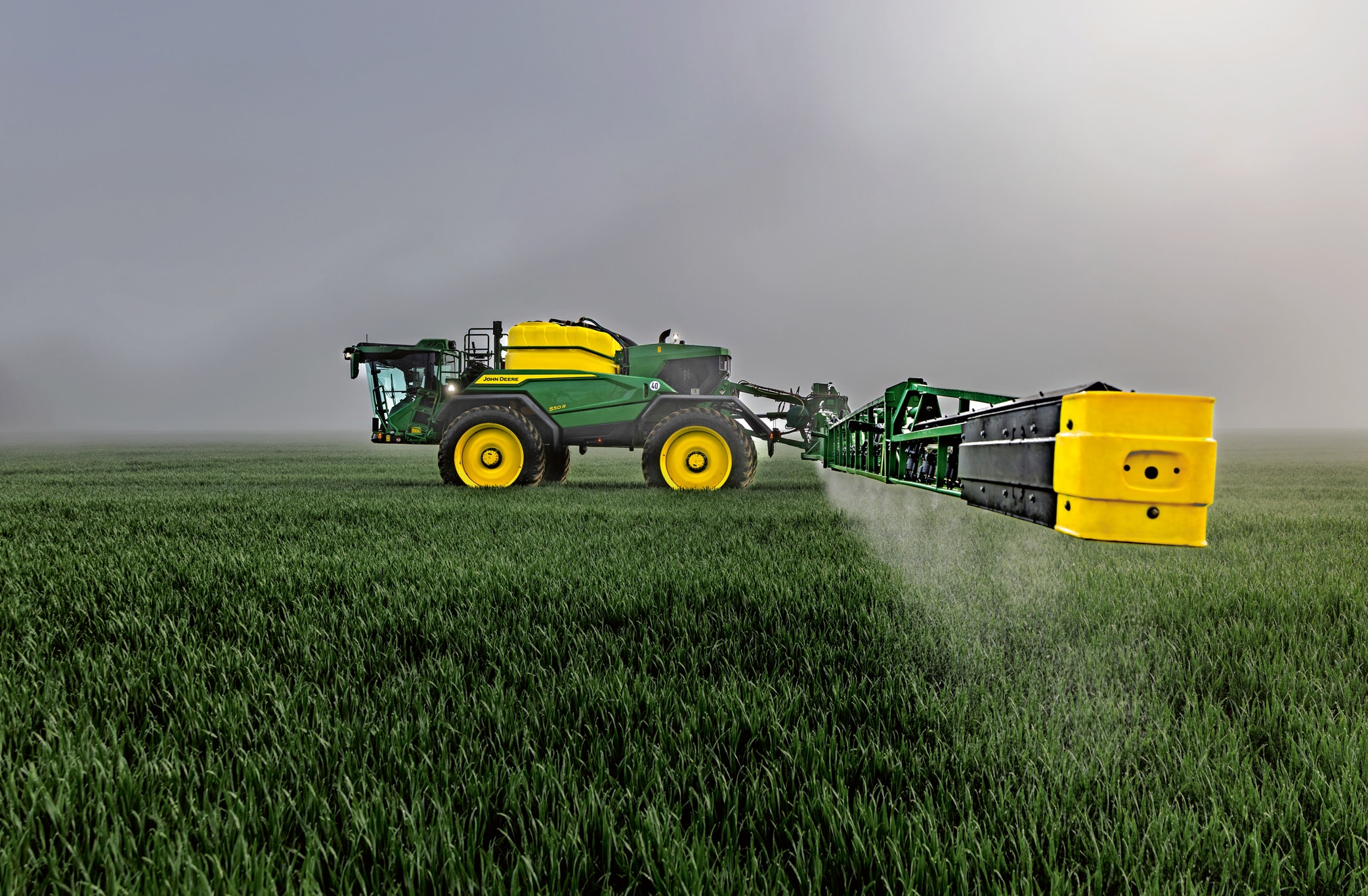 Zijaanzicht van een 500R-veldspuit die in een veld werkt