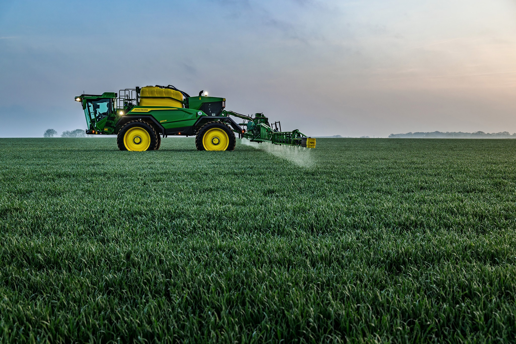 Zijaanzicht van een 500R-veldspuit die in een veld werkt