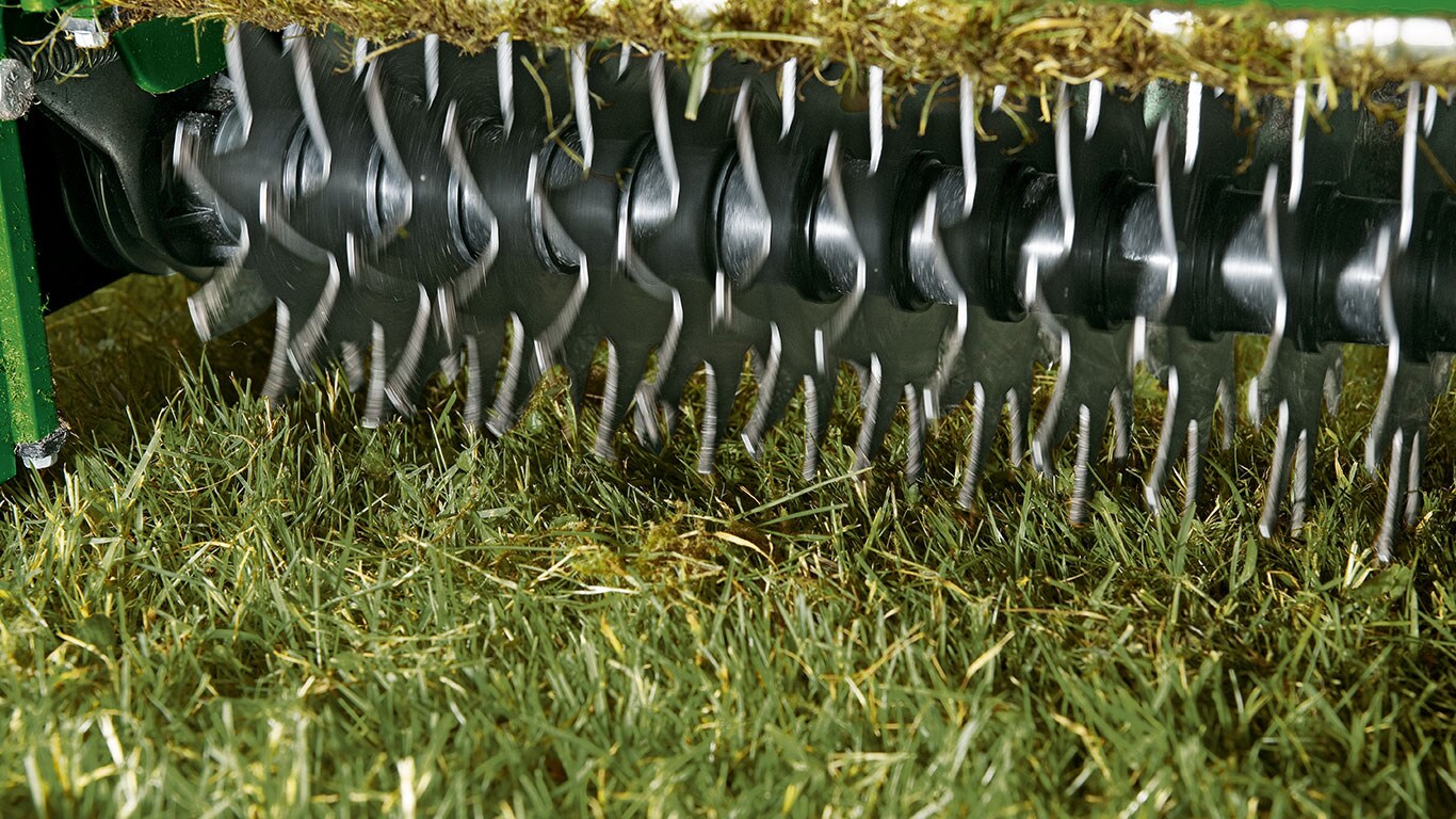 Wat is gazonvervilting? In zomer wordt gemaaid gras en planten vaak tussen de grassprieten verzamelt. Na een tijdje wordt het oppervlak gematteerd en raakt de bodem geblokkeerd.
