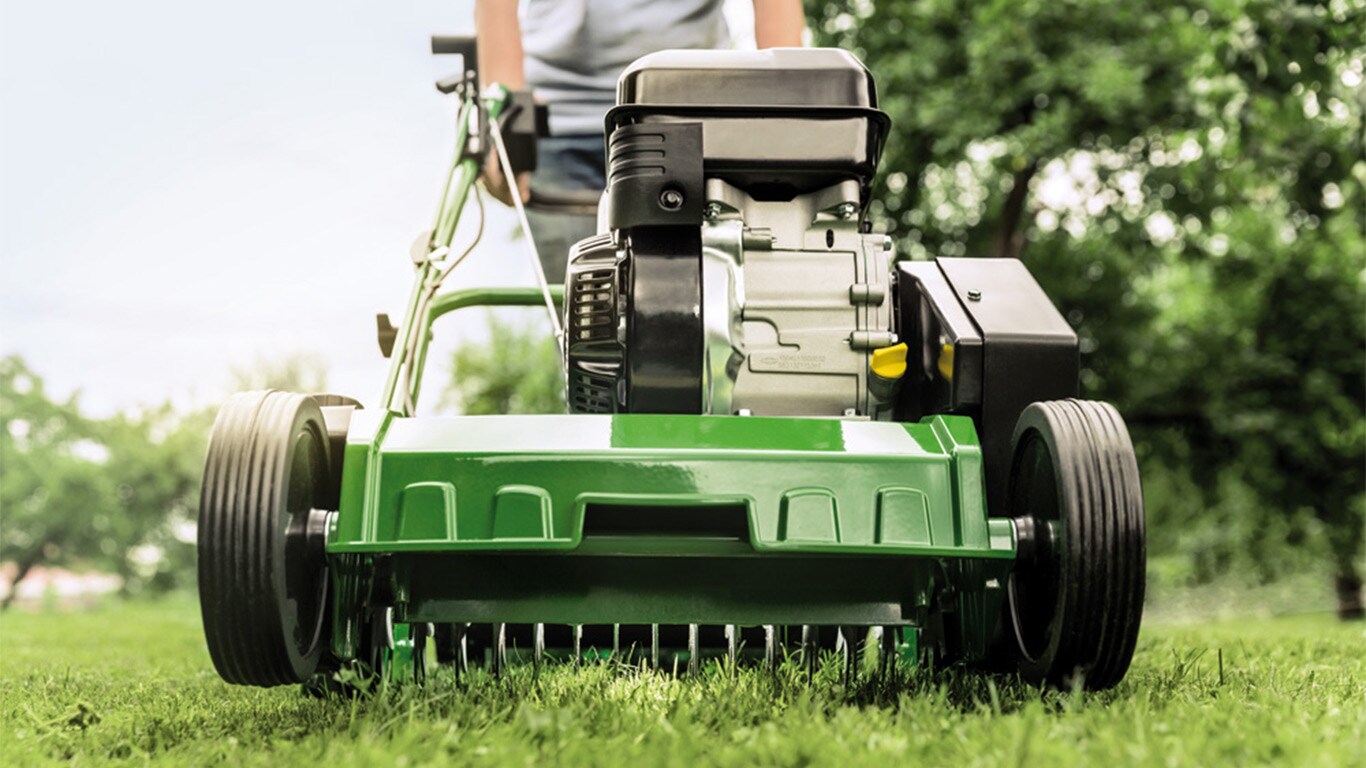 Laat in de lente en de herfst zijn de beste tijden om de vervilting te verwijderen. Onze verticuteermachines bieden de moeiteloze manier om fris leven in uw gazon te blazen waardoor het dikker en gezonder wordt.