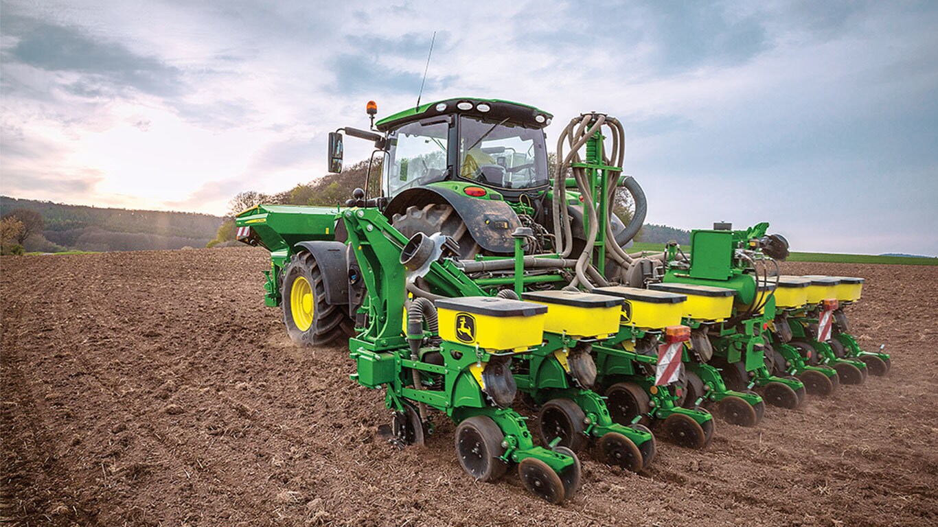 Een John Deere 6R-tractor die een 1725 NT 8-rijen zaaimachine trekt