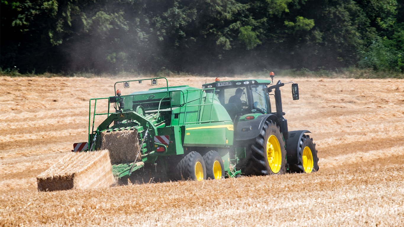 John Deere L634 grote vierkante balenpers met 6R-tractor voor stro