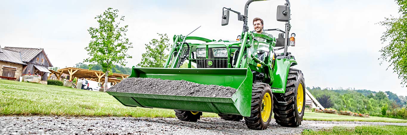 Compact utility tractor met lader