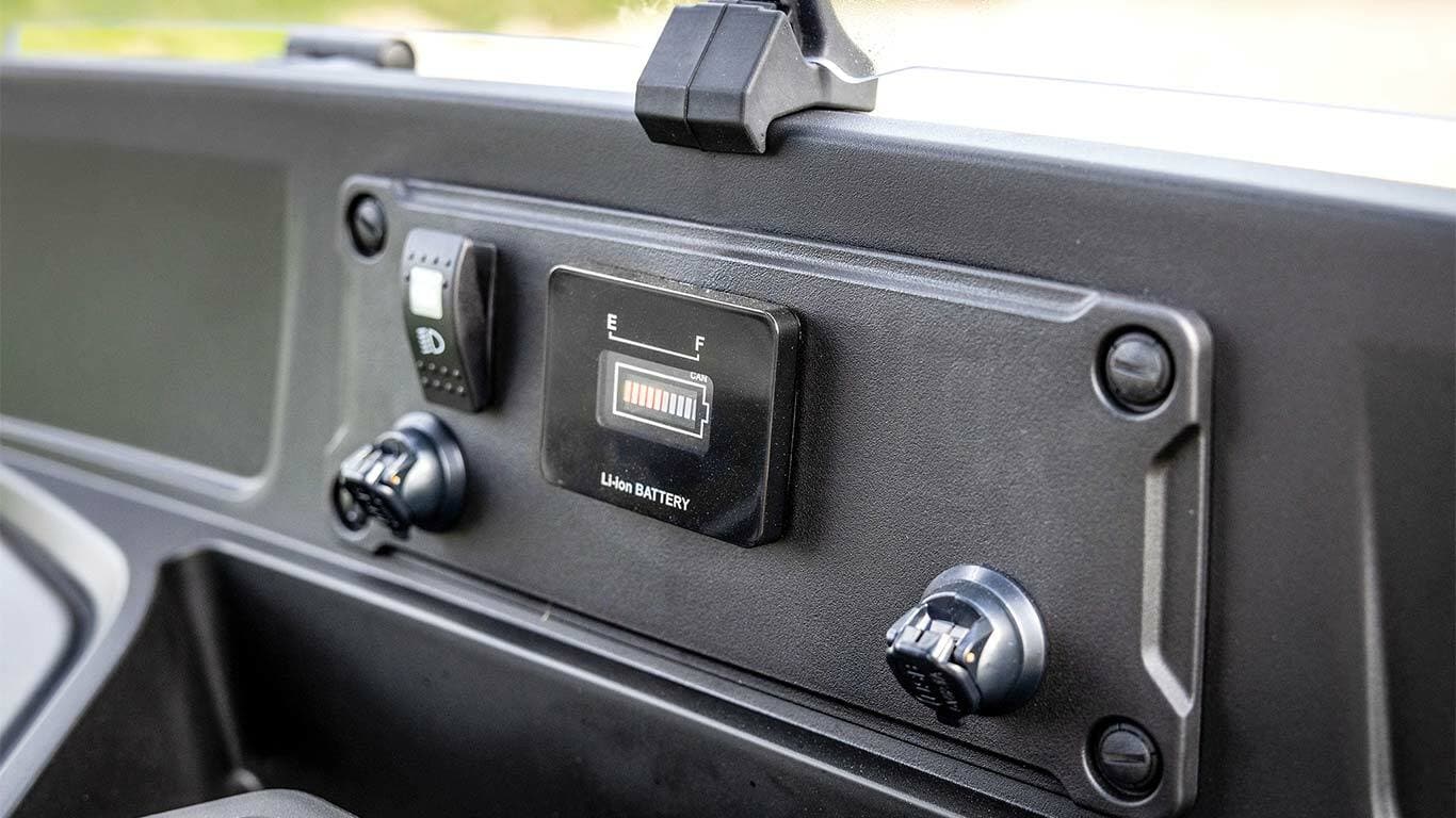 Dashboard van een elektrisch John Deere Gator GS-model met accuniveau-indicator en voedingspoorten.