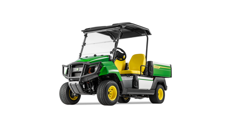 Driekwart vooraanzicht van een John Deere Gator GS universeel benzinevoertuig met robuuste bumper en ruime laadbak.