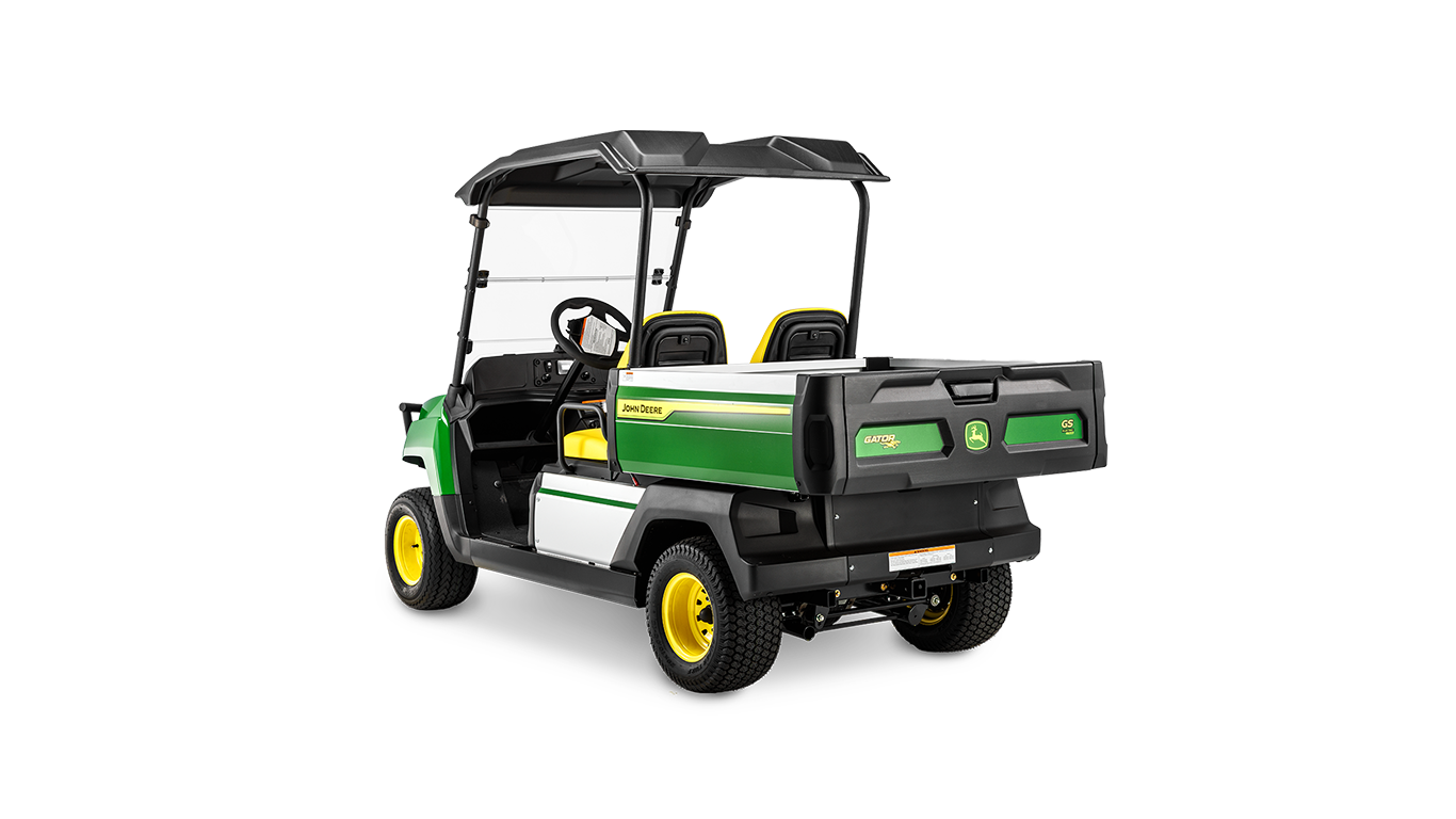 Achteraanzicht van een elektrisch John Deere Gator GS-model met laadbak en dubbele stoelen onder een zwart dak.