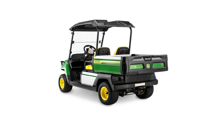 Achteraanzicht van een elektrisch John Deere Gator GS-model met laadbak en dubbele stoelen onder een zwart dak.