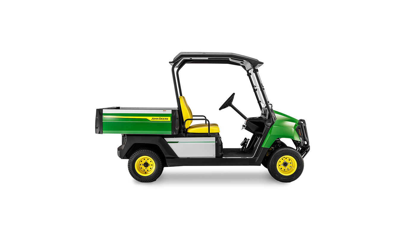 Zijaanzicht van een John Deere Gator GS elektrisch universeel voertuig met groene carrosserie, gele stoelen en zwart dak op een witte achtergrond.