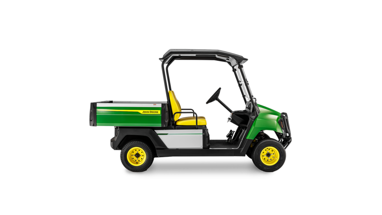Zijaanzicht van een John Deere Gator GS elektrisch universeel voertuig met groene carrosserie, gele stoelen en zwart dak op een witte achtergrond.