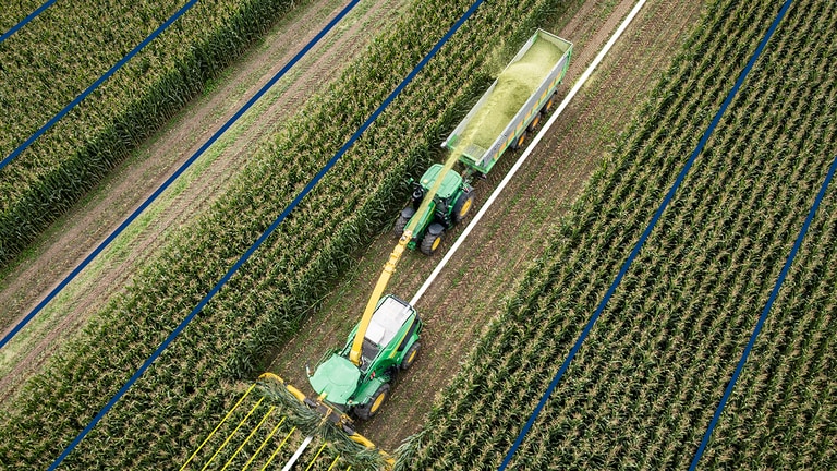 bovenaanzicht boerderij tractor