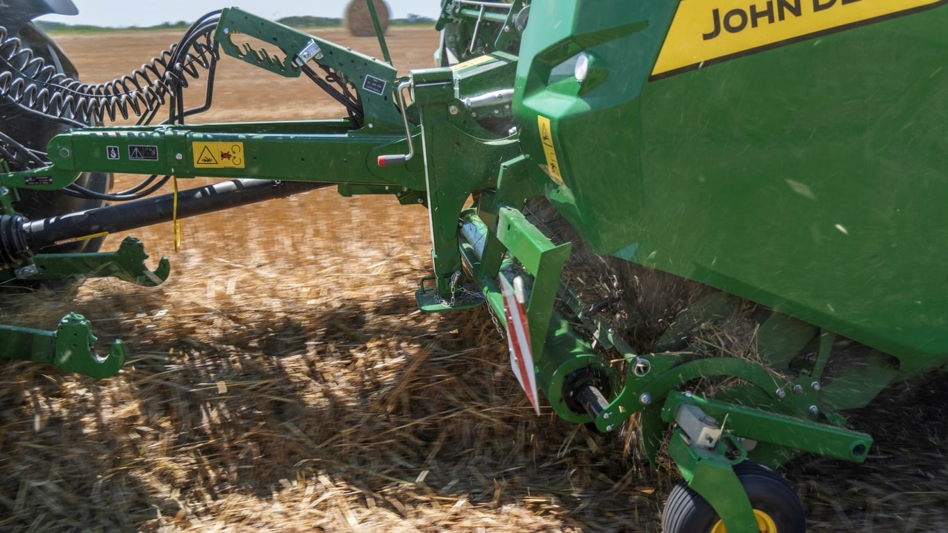 De pick-up met hoge capaciteit van een John Deere VR-balenpers die een enorme strozwad opneemt