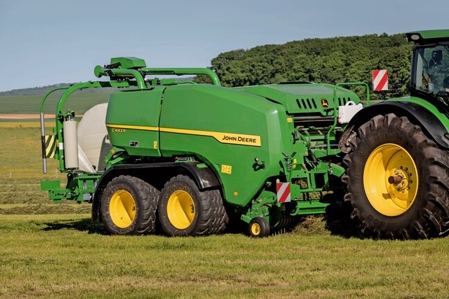 John Deere C442R-pers-wikkelcombinatie die kuilvoerbalen met hoge dichtheid maakt